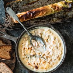 Verbrannter Lauch, Bohnen, Brot und Béchamel