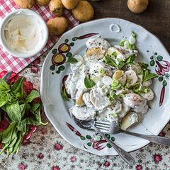 Leckerer rustikaler Kartoffelsalat