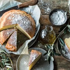 Ein Sandkuchen mit den entsprechenden Zutaten