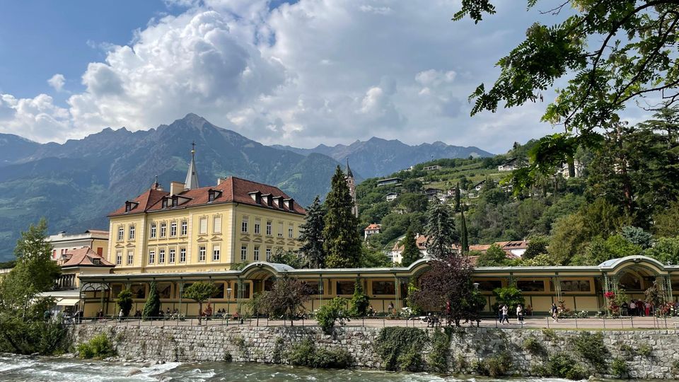 Der Blick von der Sissi-Promenade aus auf die Meraner Wandelhalle