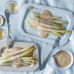 Spargel angerichtet mit Miso-Sauce