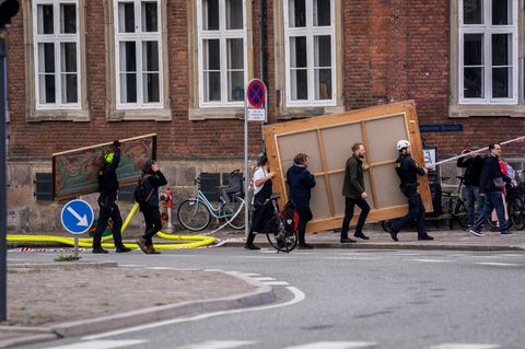 Passanten und Einsatzkräfte retten wertvolle Kunstschätze aus der brennenden historischen Börse von Kopenhagen