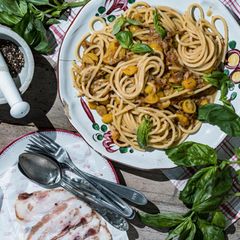 Spaghetti alla Chitarrac angerichtet auf einem Tisch