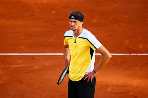 Alexander Zverev steht auf einem Tennis-Platz in Paris und schaut enttäuscht