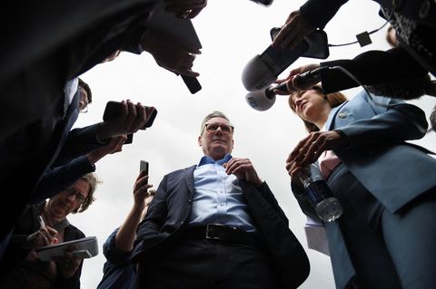 Labour-Chef Keir Starmer von unten fotografiert, wie er mit Medienvertretern spricht