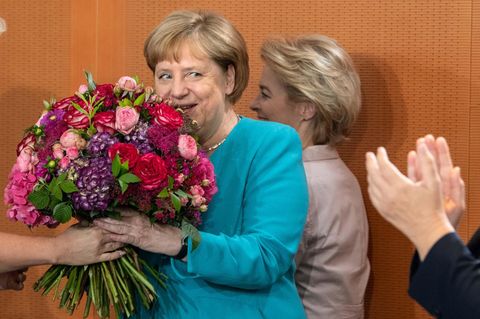 Angela Merkel mit Blumenstrauß