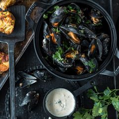 Moules frites: Frittierte Muscheln angerichtet