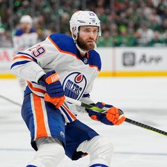 Leon Draisaitl wird sein Gehalt demnächst mächtig steigern. Rund 14 Millionen Dollar pro Jahr kassiert der gebürtige Kölner ab 2025 für acht Jahre bei seinem Klub Edmonton Oilers. Macht 112 Millionen Dollar insgesamt. Hinzu kommt ein Sponsoring-Vertrag mit Puma. Der Mann braucht sich finanziell keine Sorgen zu machen, dennoch gehört er gemessen an den Gesamteinnahmen nicht zu den Topverdienern des Weltsports. Da tummeln sich andere wie der Fußballer Cristiano Ronaldo oder der Basketballer LeBron James