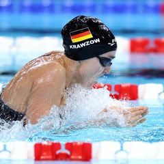 Elena Krawzow zieht ihrem Team-Kollegen Engel nach, beide deklassieren die Konkurrenz: Beim Finale über 100 Meter Brust stellt sie einen Weltrekord auf und gewinnt die Goldmedaille für Deutschland, in 1:12.54 Minuten. Der Vorsprung auf die Zweitplatzierte betrug über drei Sekunden. Die 29-Jährige hat eine Sehbehinderung. Kurz nach dem Gewinn ihrer ersten Goldmedaille bei den Paralympics in Tokio 2021 war bei ihr auch ein bösartiger Hirntumor festgestellt worden. Nach einer erfolgreichen Operation im November 2021 folgte die Chemotherapie.