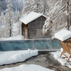 Nach unten hin erstrecken sich die Häuser zu Füßen des Kolfuschghofs, der Blick geradeaus aber haftet sich fest an der imposanten Sellagruppe. "Einer der schönsten Aussichtspunkte in den Dolomiten", schreibt die Inhaberfamilie Ebner über ihr Hotelpanorama. In 1800 Meter Höhe betreibt sie nicht nur ein modern-traditionelles Haus, sondern auch einen 8000 Quadratmeter große Garten-Wellness-Oase. Mit Saunen, Heubädern und einem Raum mit Wasserbetten.   Eine Woche für zwei Personen, Mitte Januar 2024: ab 4914 Euro  Rönnstr. 7, 39030 Kolfuschg  Weitere Infos und Buchungen über die Website