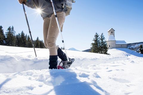 Unterwegs im Schnee wie die Profis   Mittelleicht, 14 Kilometer, 5 Stunden  Schneeschuhwandern ist wie Skifahren nur ruhig. Start: Auf dem Parkplatz Waldschenke. Dann über Weissbrunn in Richtung Brogles Alm, weiter am Adolf-Munkel-Weg (Nr. 35) bis zur Geisler Alm, auf 2000 Meter Höhe. Danach Abstieg oder mit der Rodelabfahrt zur Zanser Alm.  Wichtig beim Schneeschuhwandern ist die richtige Ausrüstung. Fragen Sie am Besten vor Ort und buchen Sie eine geführte Tour, etwa beim Tourismusbüro Villnöss