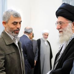 Ganz gute Freunde: Ex-Hamas-Chef Yahya Sinwar (l.) grüßt Irans Religionsführer Ayatollah Chamenei