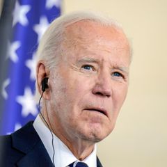 Joe Biden blickt konzentriert zur Seite