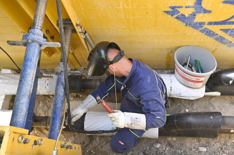 Ausbau des Fernwärmenetzes: Ein Arbeiter verschweißt verlegte Rohre