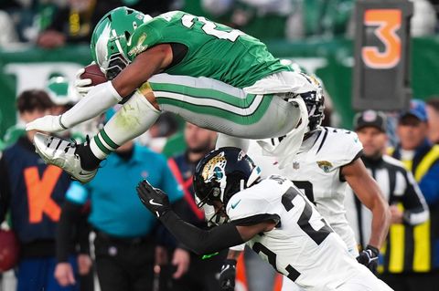 NFL: Saqoun Barkely von den Philadelphia Eagles überspringt Gegenspieler Jarrian Jones