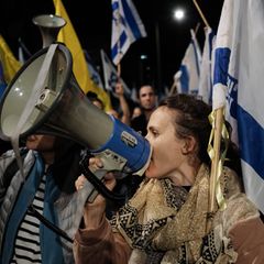 Tausende demonstrierten vergangene Nacht in Jerusalem gegen den israelishcen Ministerpräsidenten Netanjahu, nachdem dieser seinen Verteidigungsminister Gallant entlassen hatte.