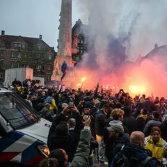 Amsterdam steht in glühendem rot und gelb