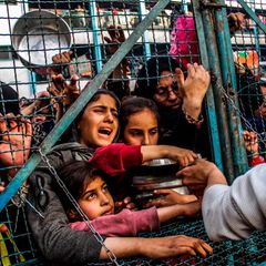 Menschen stehen im Flüchtlingslager Dschabalija im Norden des Gazastreifens für Essen an