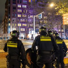 Polizisten sind wegen Ausschreitungen in Amsterdam im Einsatz