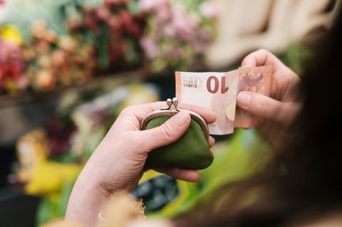 Geldbeutel vor Blumenstand