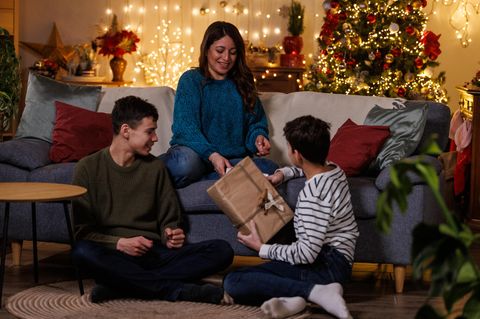 Mutter gibt Kindern Geschenke