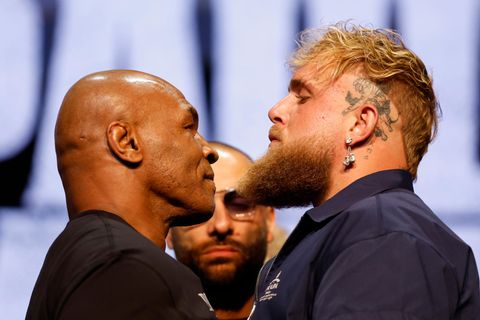 Mike Tyson und Jake Paul schauen sich in die Augen