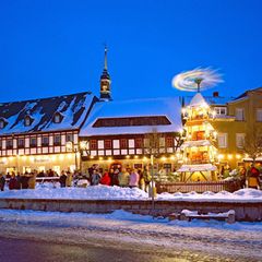 Auf dem Weihnachtsmarkt im Erzgebirge gibt es den Glühwein für günstige 3 Euro