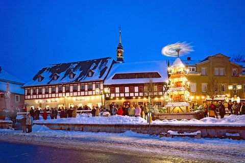 Auf dem Weihnachtsmarkt im Erzgebirge gibt es den Glühwein für günstige 3 Euro