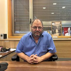 Ofer Cassif in seinem Büro in Israels Parlament, der Knesset. Im seinem Büro steht die rote Flagge des Kommunismus sowie Figuren und Bilder von linken Anführern wie Karl Marx, Che Guevara und Rosa Luxemburg.        