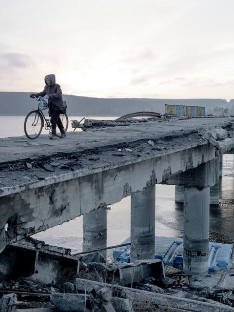 Anwohner überqueren im Januar 2023 eine zerstörte Brücke über den Fluss Siwerskyj Donez in der Region Charkiw (Ukraine)