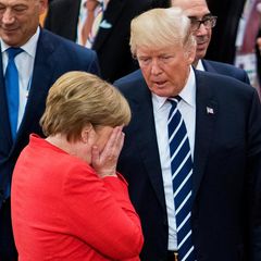 Angela Merkel schlägt die Hände vors Gesicht, während sie mit Donald Trump redet