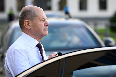 Bundeskanzler Olaf Scholz steigt aus einem Auto