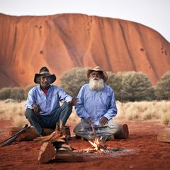 In der Mitte des Kontinents: Lagerfeuer am Uluru.