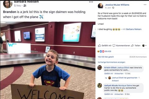 Junge mit "Welcome home from prison, mom"-Schild am Flughafen