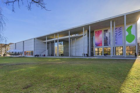 Die Pinakothek der Moderne wurde 2002 eröffnet. Hier finden Besucher moderen Kunst des 20. Jahrhunderts. Von Henri Matisse bis Paul Klee findet man hier wesentliche Künstler der Moderne. Aufgeteilt sind die Bereiche in vier Kategorien: Kunst, Graphik, Design, Architektur. Auch hier müssen derzeit bestimmte Corona-Vorsichtsmaßnahmen eingehalten werden. Weitere Informationen gibt es hier.