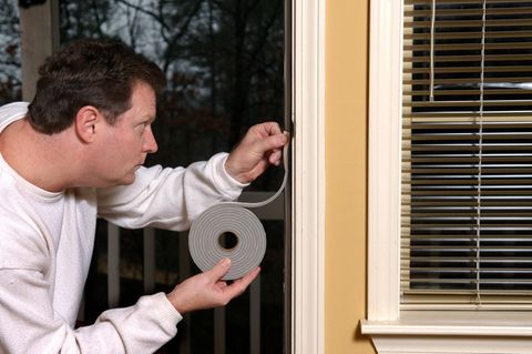 Für Holzfenster eignen sich selbstklebende Gummidichtungen