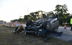 赤鱲角私家車撞壆反車 司機自行爬出送院