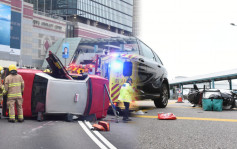 中區半小時兩宗車禍 分涉的士及外賣電單車翻側