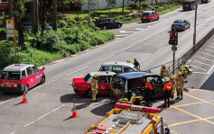 旺角私家車與兩的士相撞 4人受傷