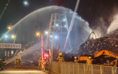 油麻地避風塘船隻廢鐵堆起火 濃煙衝天消防灌救