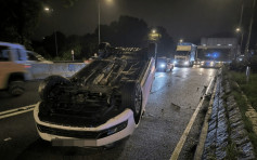 獅隧公路私家車疑天雨路滑自炒「反肚」  司機自行爬出手腳輕傷