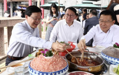 維港會｜李家超訪磁器口古鎮嚐麻辣火鍋 團隊好辣之人感興奮