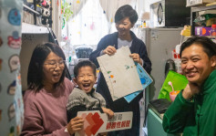 維港會｜何永賢訪過渡屋住戶喜獲贈畫 小朋友得悉搬新屋「好開心」