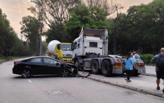 屯門龍門路私家車撼路邊拖頭 司機不顧而去