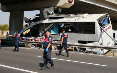 土耳其安卡拉省旅遊巴撞橋墩 釀9死26傷