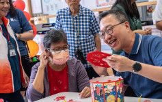 中秋节︱林定国夥同事探访过渡性房屋与老友记同乐 勉市民「勿以善小而不为」