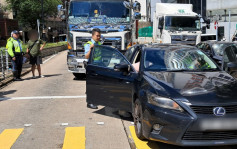 油麻地佐敦道泥頭車撞私家車尾1人傷 泥頭司機涉停牌期間駕駛被捕