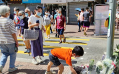 大埔致命车祸｜小学生随母到场献花 街坊对意外感心痛