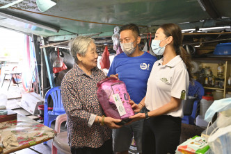 大澳文物酒店派发应急包予逾100户棚屋长者。