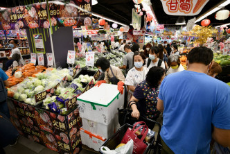 街市湧現人潮。